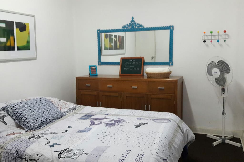 1 cuarto cama 2 plazas , comoda