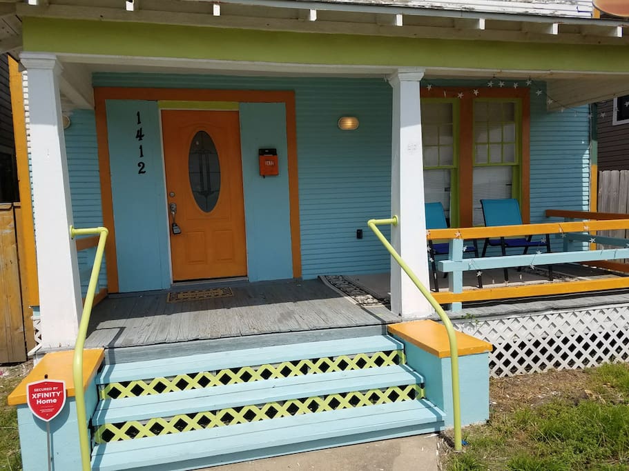 Cozy front porch to enjoy the sea breeze!