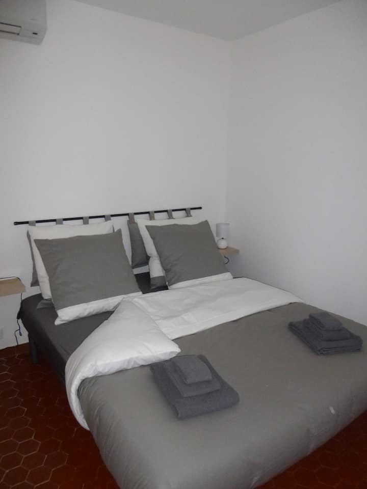 dhomë e qetë e mbyllur me pamje nga oborri