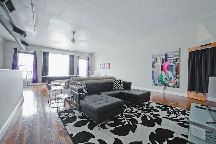 NYC Style Loft, Beale 2 blocks, DECK, free parking