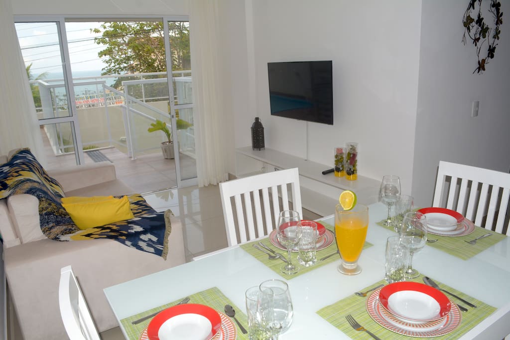 Salón comedor con salida a la piscina y parking privados
