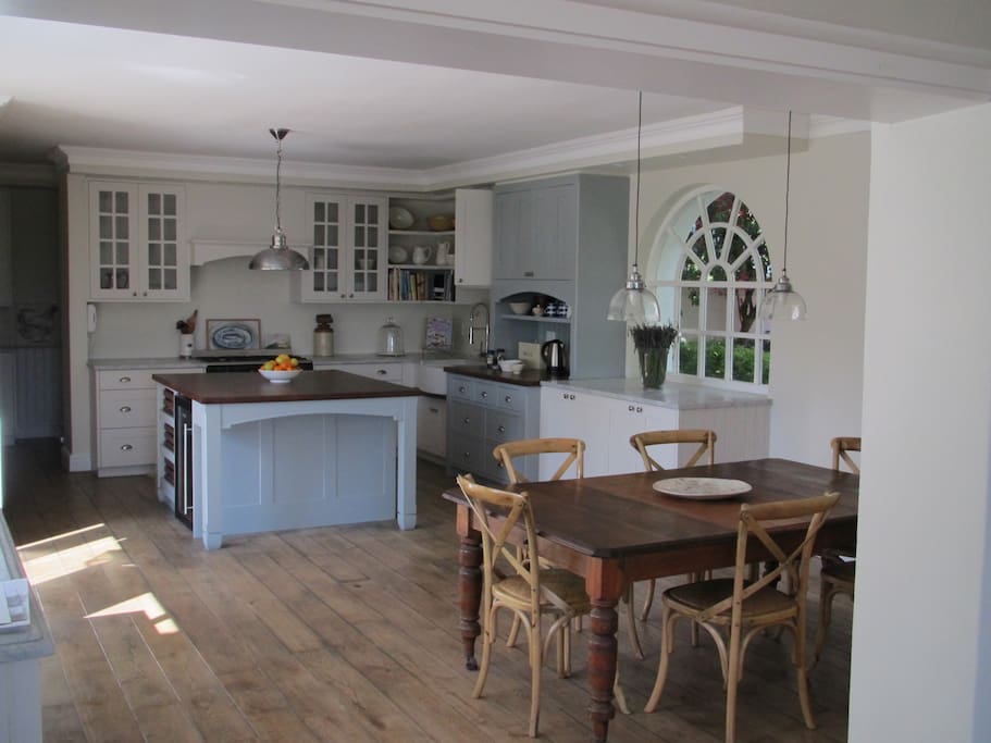 Open plan easy living ... kitchen and dining