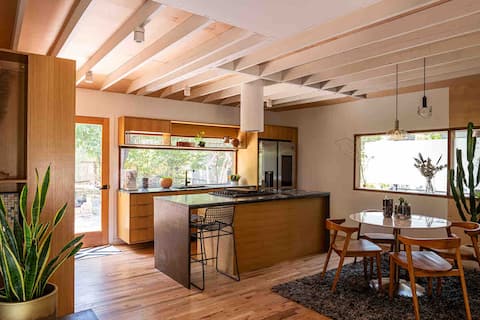 Top Airbnb: Oak&light | Elmwood retreat in Dallas