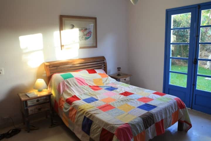 Suite con cama doble y aire acondicionado