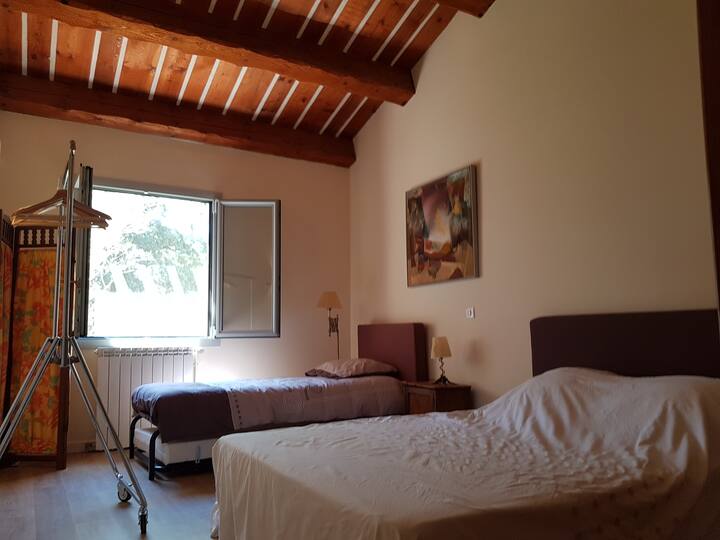 Habitación del espino cerval de mar, habitación 2.
En la planta baja, orientada al sur
1 cama doble y 1 cama individual, o bien
1 cama de matrimonio y 2 camas individuales, o
2 camas dobles