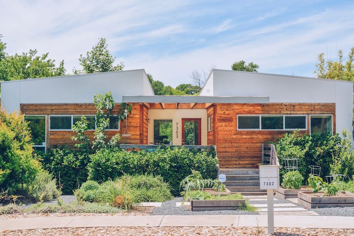 Modern Oasis: Easy Downtown Access