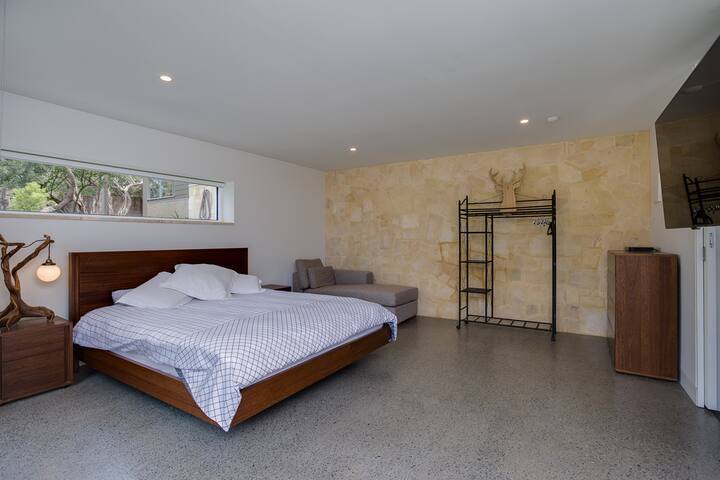 Sorrento Ave: Amazing pool & outlook, sleeps 14 gallery image 3