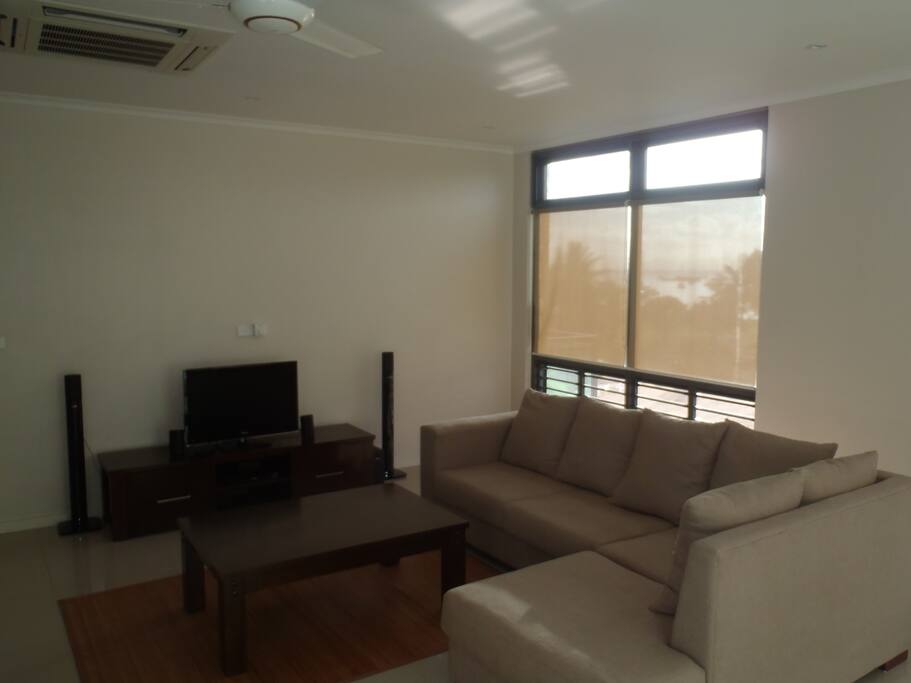 Lounge & Entertainment
