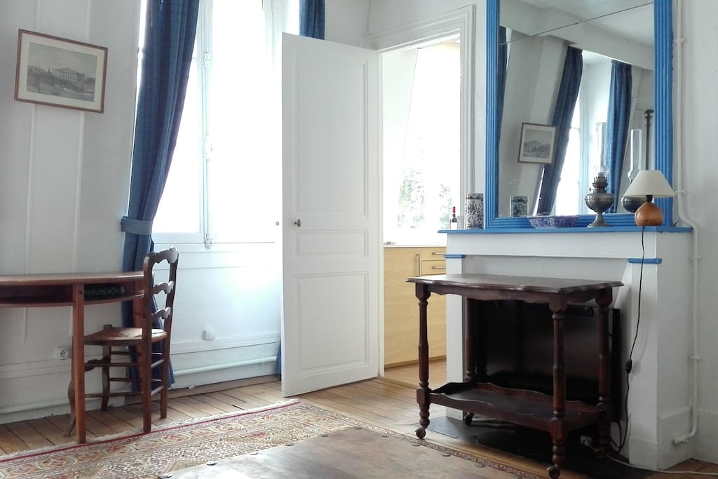 The living-room / La salle de séjour (2)
