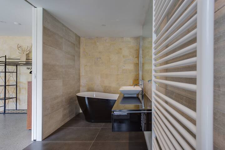 Sorrento Ave: Amazing pool & outlook, sleeps 14 gallery image 4