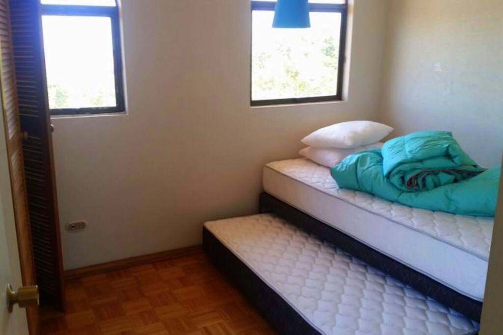 Dormitorio iluminado , cuenta con un pequeño balcón.