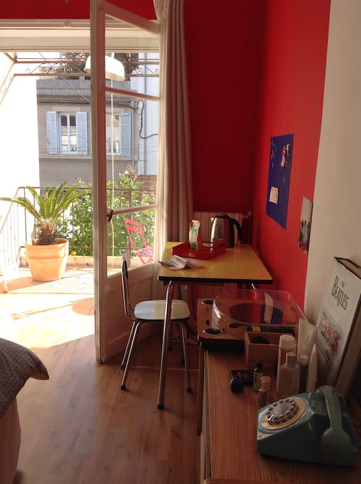 Table Formica avec bouilloire