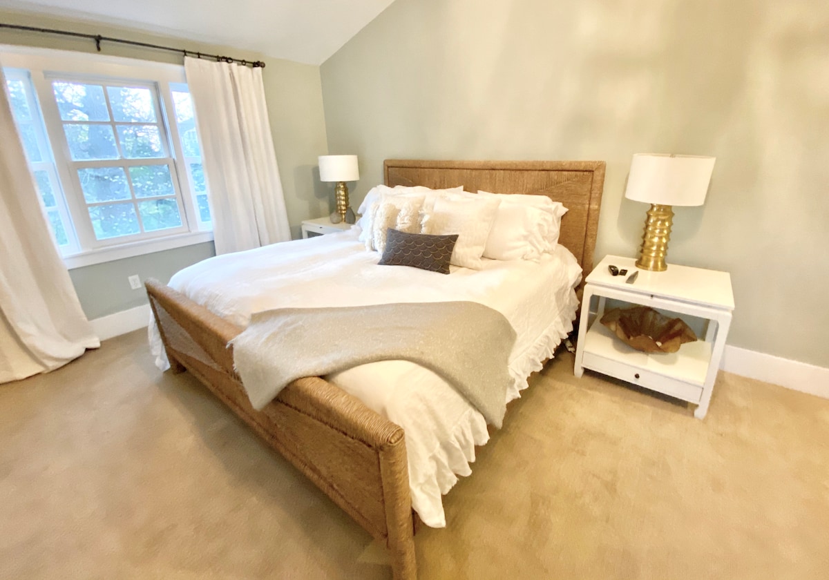 睡眠数量可调节的床、鹅绒被、比利时床上用品被子和竹床单。 客房还配有一台带苹果电视和大量电影的大电视。

主卧位于二楼 