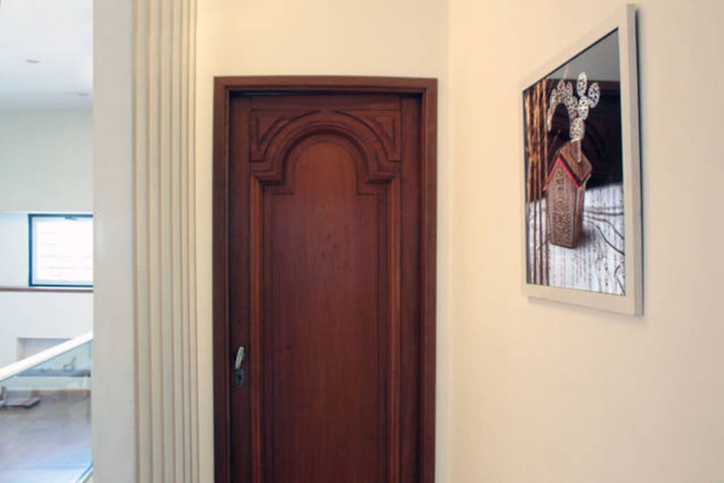 Puerta de entrada a la habitación