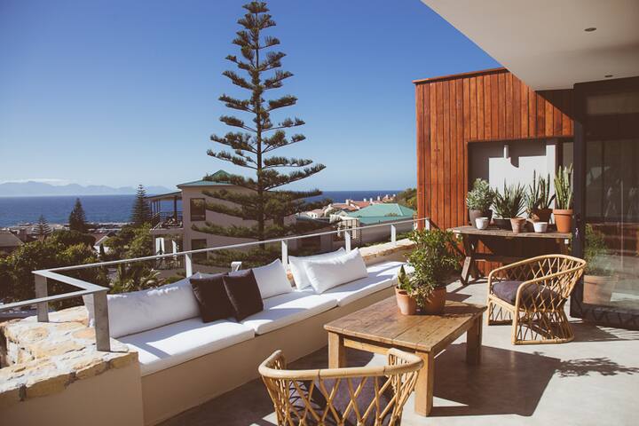 The perfect seaside getaway villa, with own water. gallery image 5