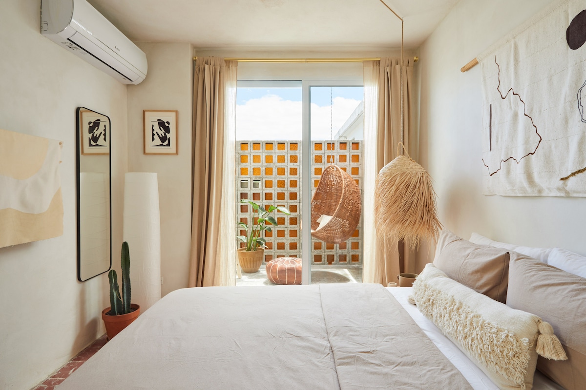 cama queen, balcón privado con silla colgante