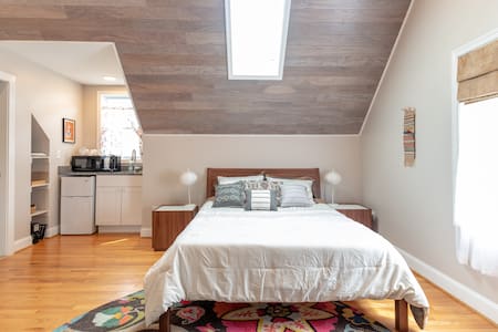 Breezy and Cozy LOFT Apartment (5 min to DC)