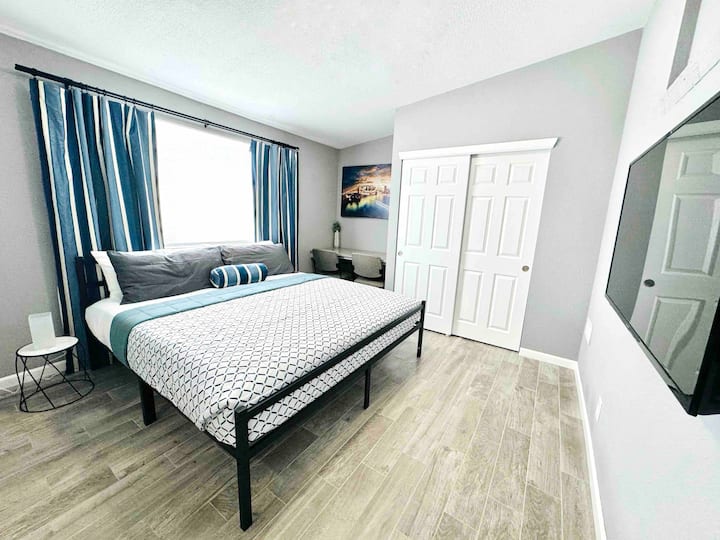 Dhomë gjumi "king" me televizor inteligjent me ekran të sheshtë dhe granit të personalizuar në stacionin e punës në dhomë. 