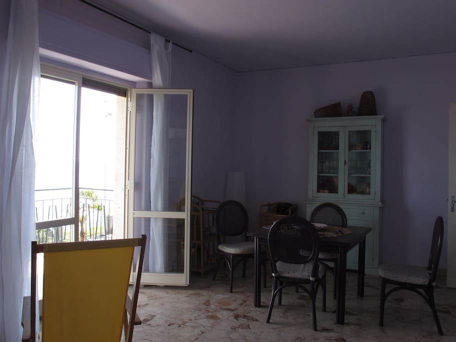 Soggiorno con balcone e tavolo da pranzo