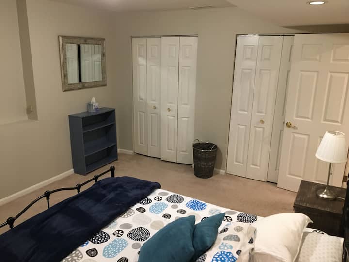 Beaucoup d'espace dans le placard, avec des matelas au sol épais rangés pour les voyageurs supplémentaires.