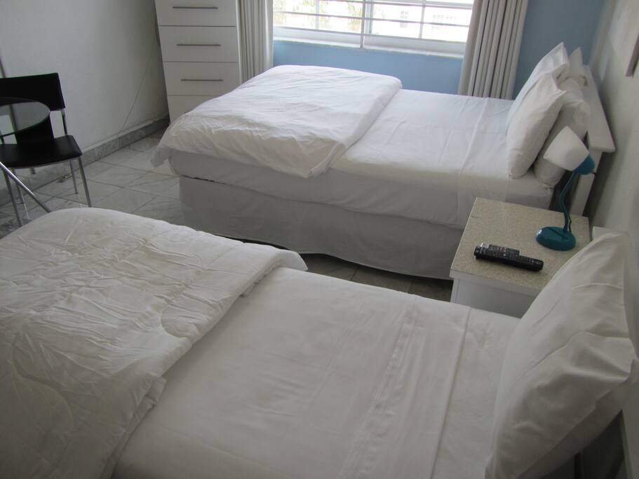 Queen Bed/Twin Bed