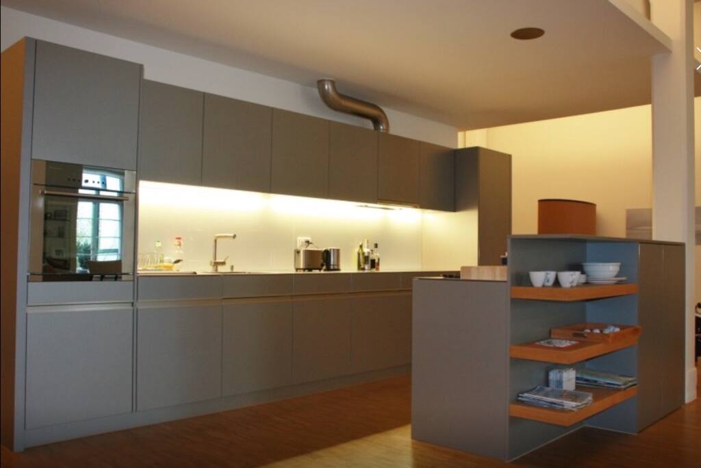 Full deluxe kitchen open to living room