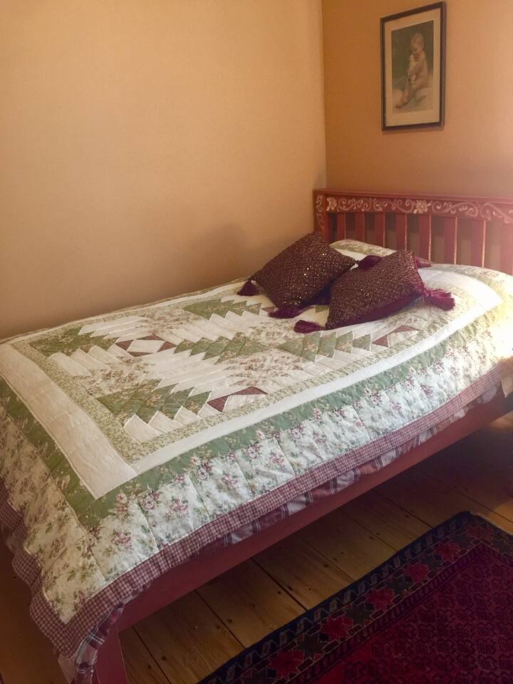 เตียงเสริมขนาดใหญ่ในห้องเปิดโล่งที่อยู่ติดกับห้องนอนใหญ่