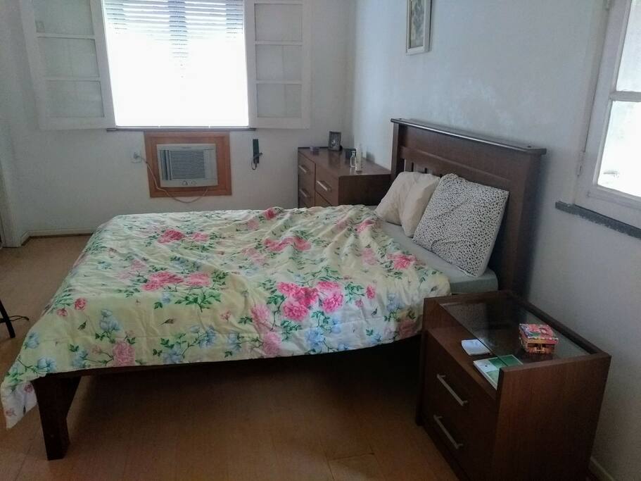 Quarto 3: suite cama de casal com ar-condicionado e ventilador de teto.