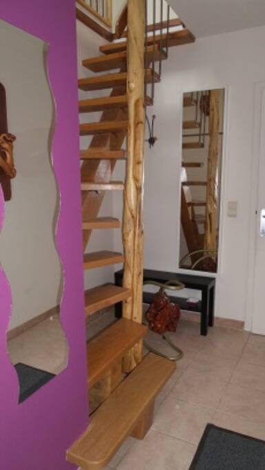 Hall d'entrée et accès à l'appartement. Cage d'escalier.