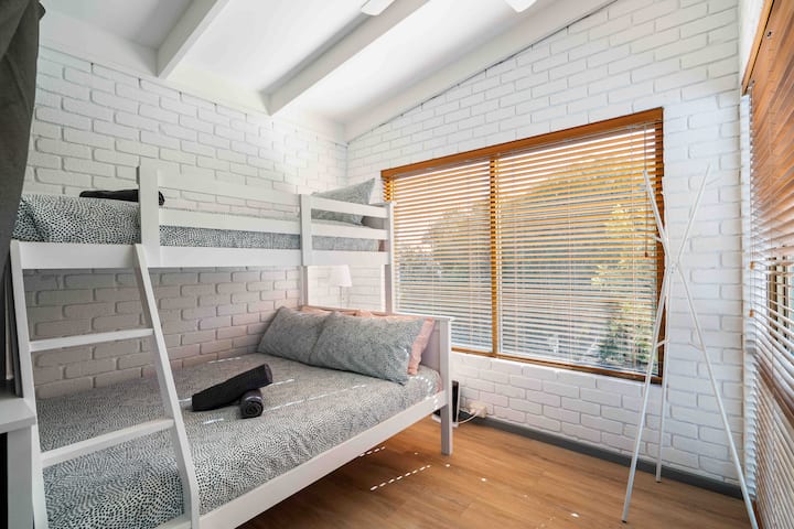 Chambre superposée avec vue imprenable sur la plage.