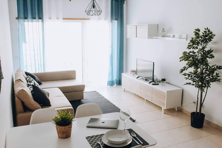 BEHAPPY BEAUTIFUL MODERN APT, 5*, SUPERHOST & WIFI