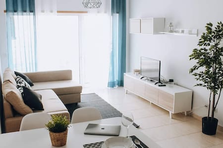 BEHAPPY BEAUTIFUL MODERN APT, 5*, SUPERHOST & WIFI