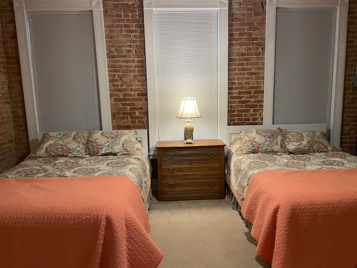 Chumba cha kulala chenye vitanda viwili vikubwa