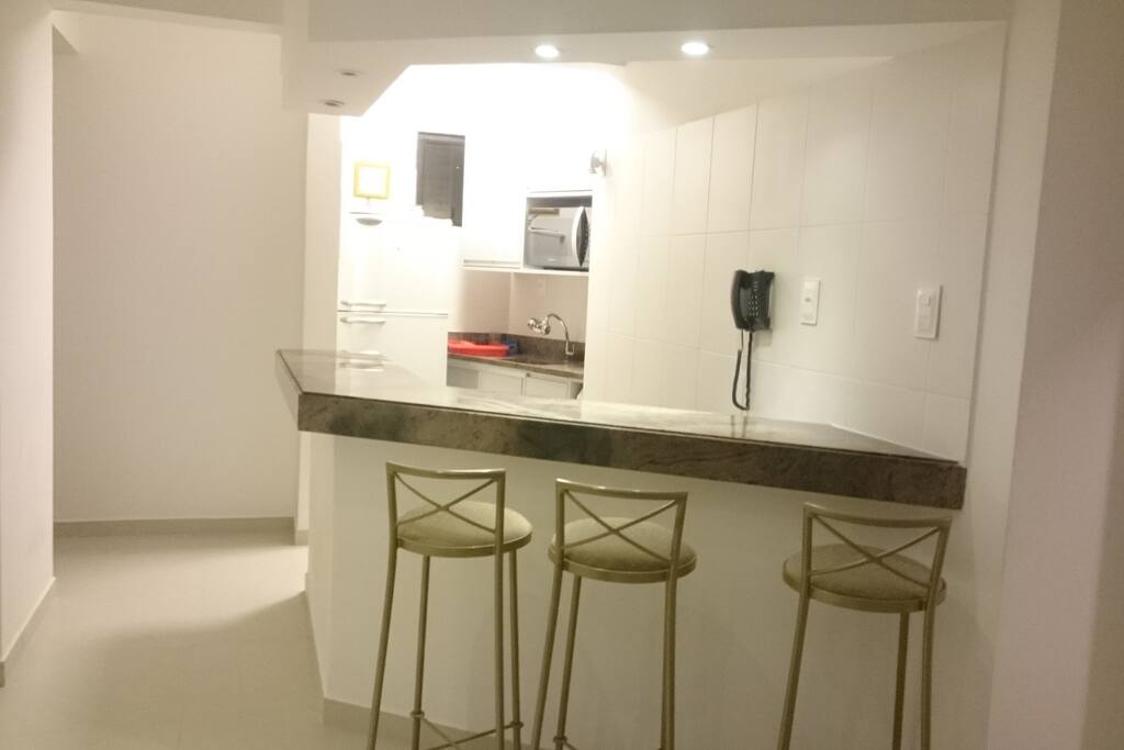 sala com bancada de bar