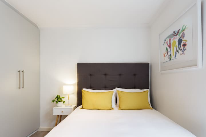 Walk to V&A Waterfront from a Luxury Green Point Apartment gallery image 2