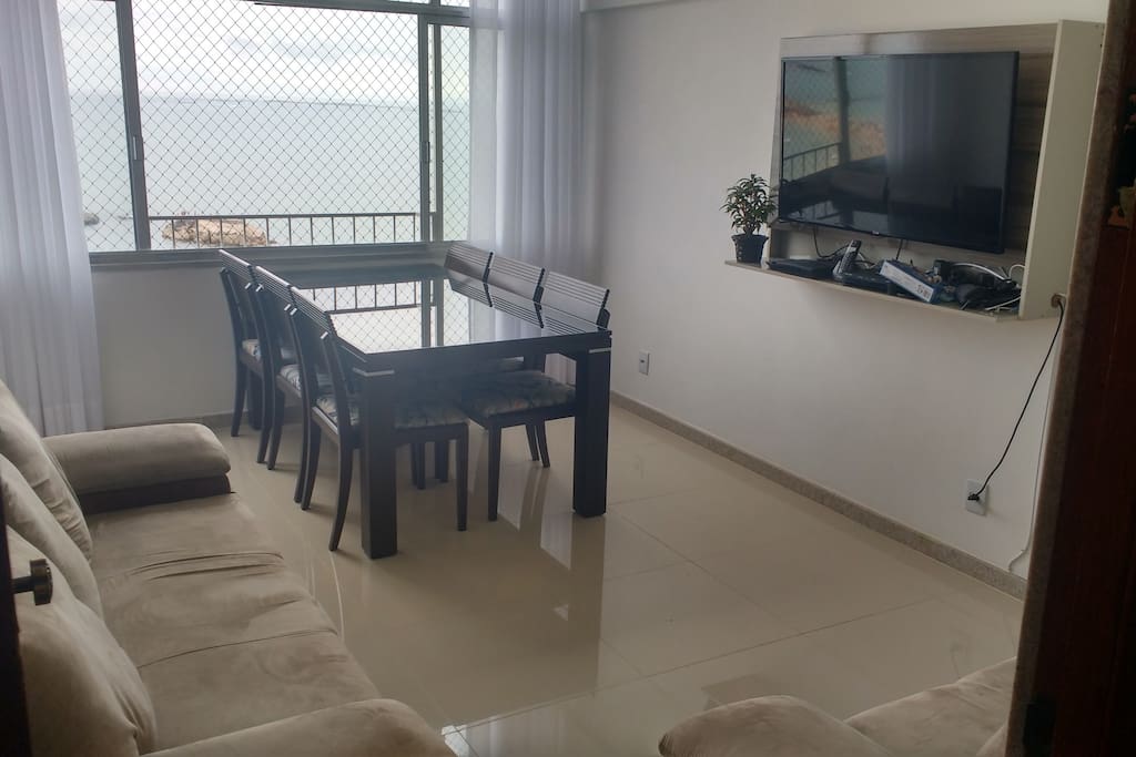 Sala de estar, mesa 6 lugares, sofá 3 e 2 lugares, TV LCD 42, Net 165 canais, Internet Wifi 60 mega.