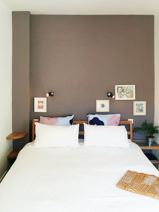 Bedroom space: Queen size, excellent mattress, 100% cotton bedlinen
