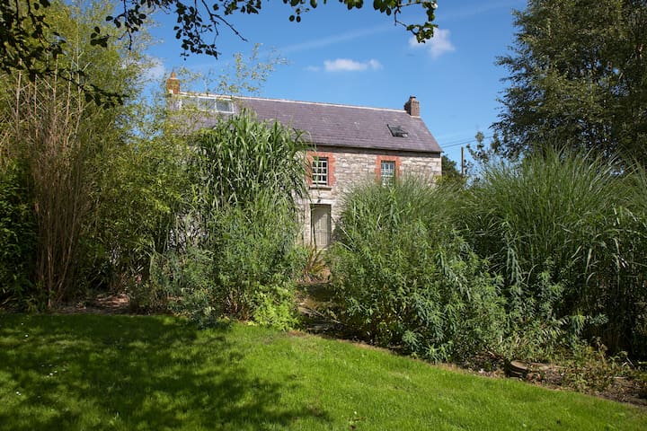 BALLILOGUE STONE HAMLET - 11 BEDROOM PRIVATE OASIS