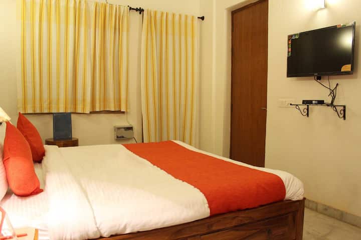 Პრემიუმ-კლასის სასტუმრო ოთახი გაყოფილი კონდიციონერითა და 32-დუიმიანი LED-ტელევიზორით