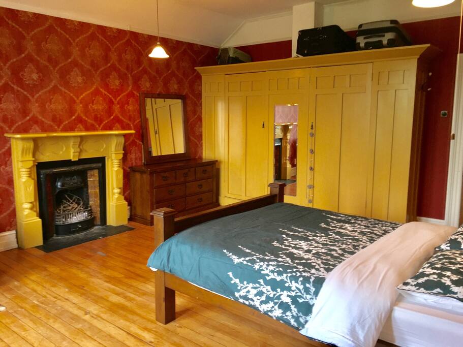 Queen size bedroom