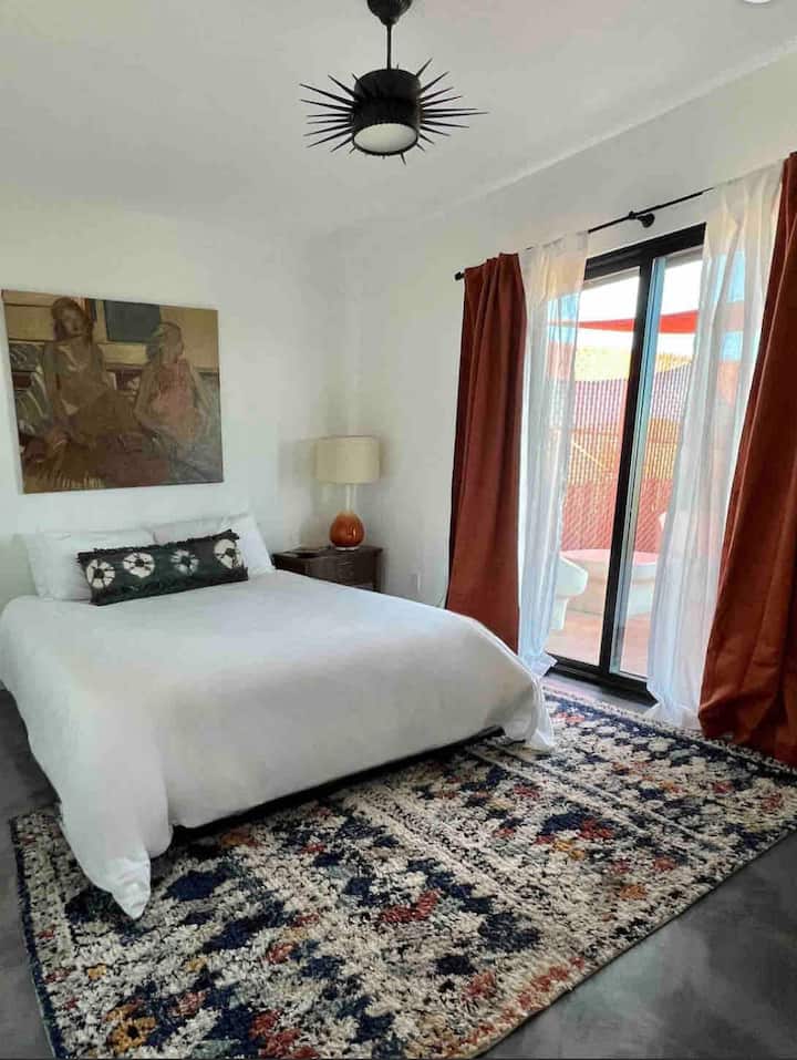 Chambre 2, lit queen, curseur vers le patio