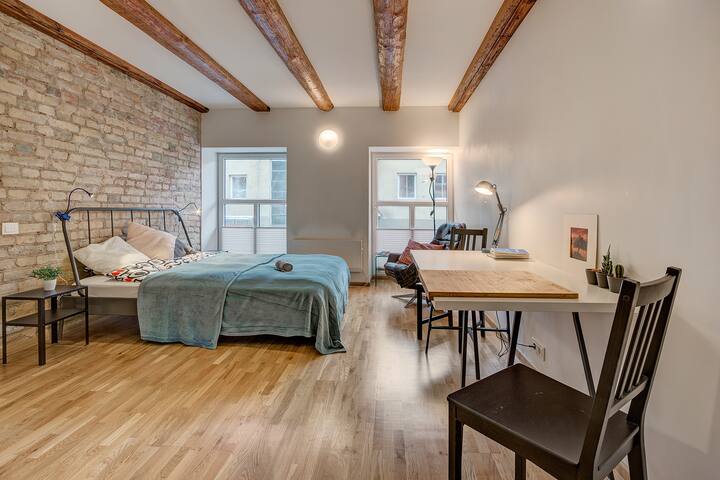 Old town Food Market studio + free parking