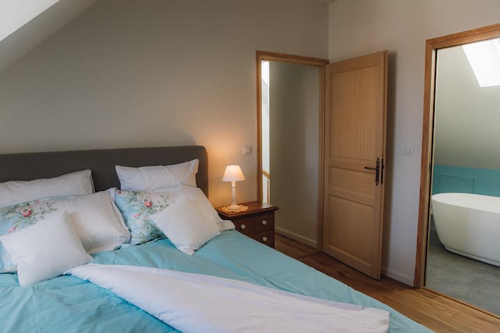 Chumba cha kulala cha "Azur" na kitanda cha ukubwa wa malkia (160) na bafu nzuri 