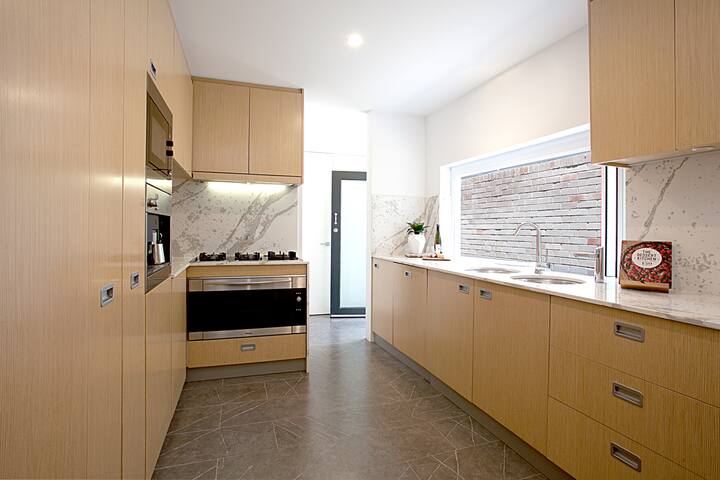 FLYNN HOUSE- IMPECCABLE INNER CITY GEM gallery image 4