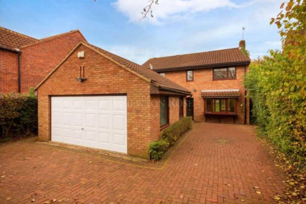 This detached house is located in Neath Hill. Here gives great access to the shopping centre and other amenities including cinema and Xscape. There is also a local center of shops which provides convenience like take away and grocery.