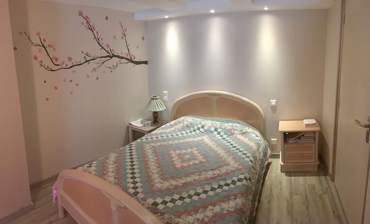 1er étage : Grande chambre, lit 140 X 190,   2 chevets, commode, armoire (lingère et penderie)