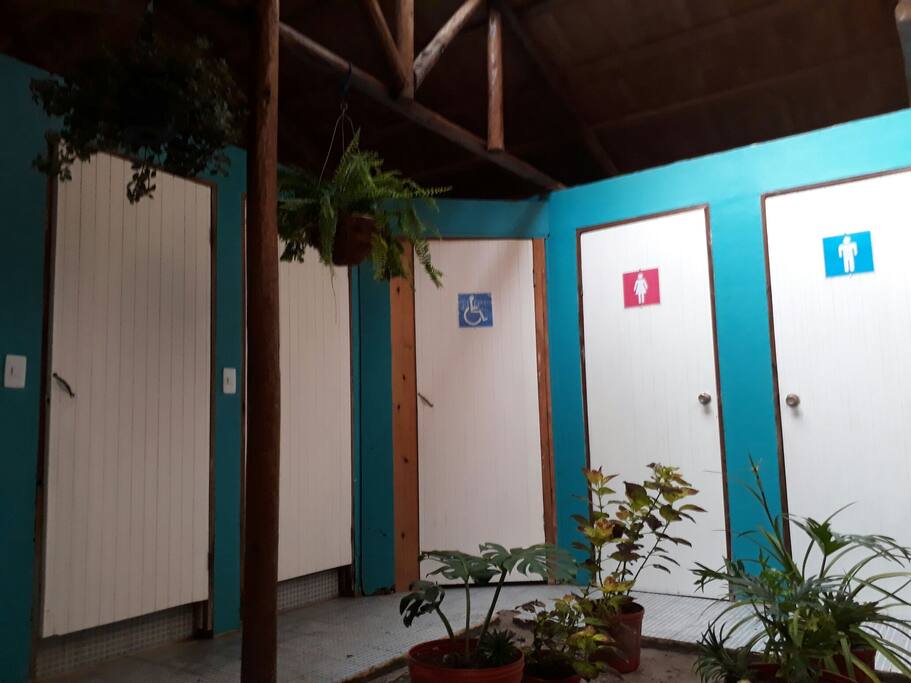 3 duchas - 3 sanitarios.