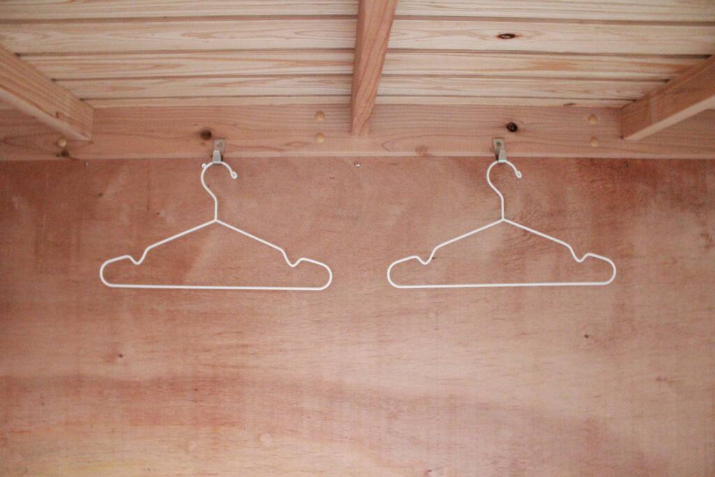 Each bed has hangers/ベッドにはハンガーがあります。