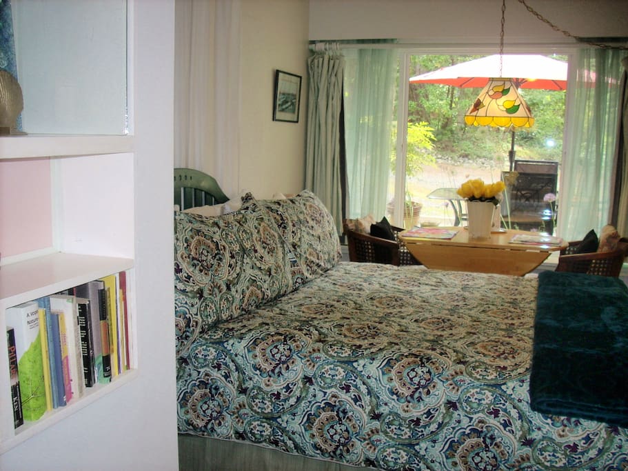 Sleep well! Comfortable queen size bed.