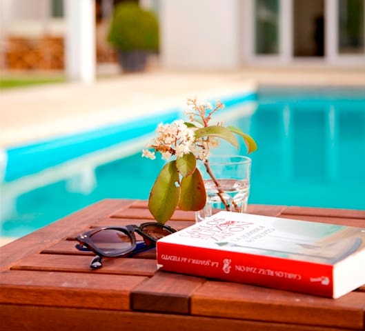 Modern villa w/ pool  10/15 min walk from beach